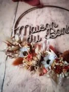 Couronne en bois ornée de fleurs séchées dans des tons terracotta, beige et blanc "Maison du bonheur" – Image 5