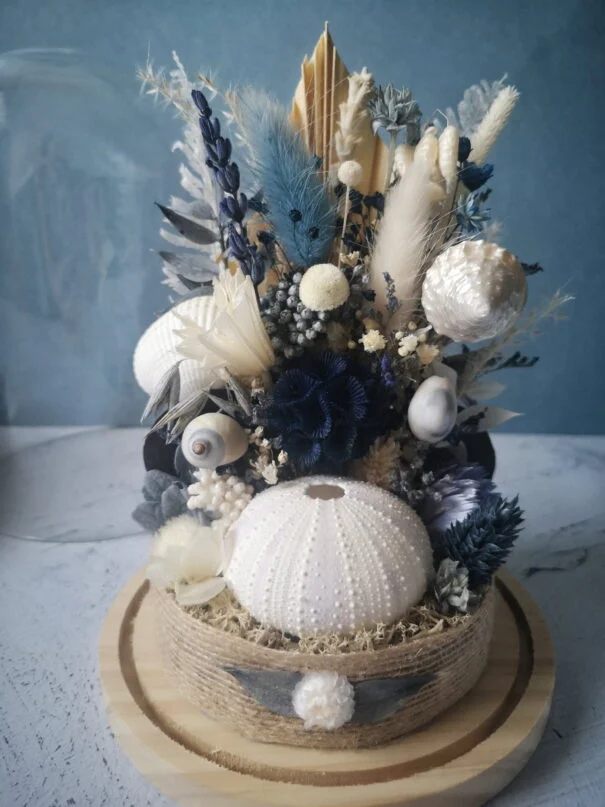 Fleurs séchées sous cloche en verre dans les tons bleu et blanc – “Fleurs des Sables” – Image 2