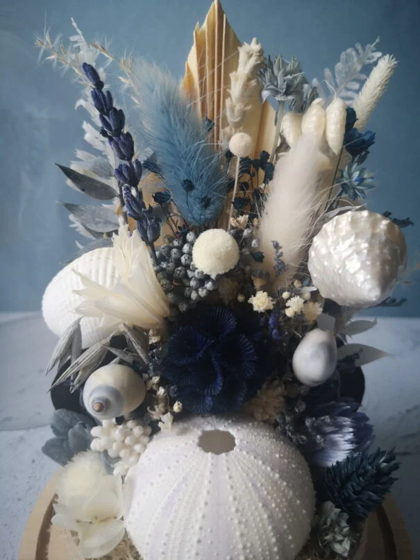 Fleurs séchées sous cloche en verre dans les tons bleu et blanc – “Fleurs des Sables” – Image 7