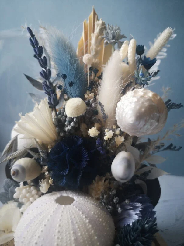 Fleurs séchées sous cloche en verre dans les tons bleu et blanc – “Fleurs des Sables” – Image 5