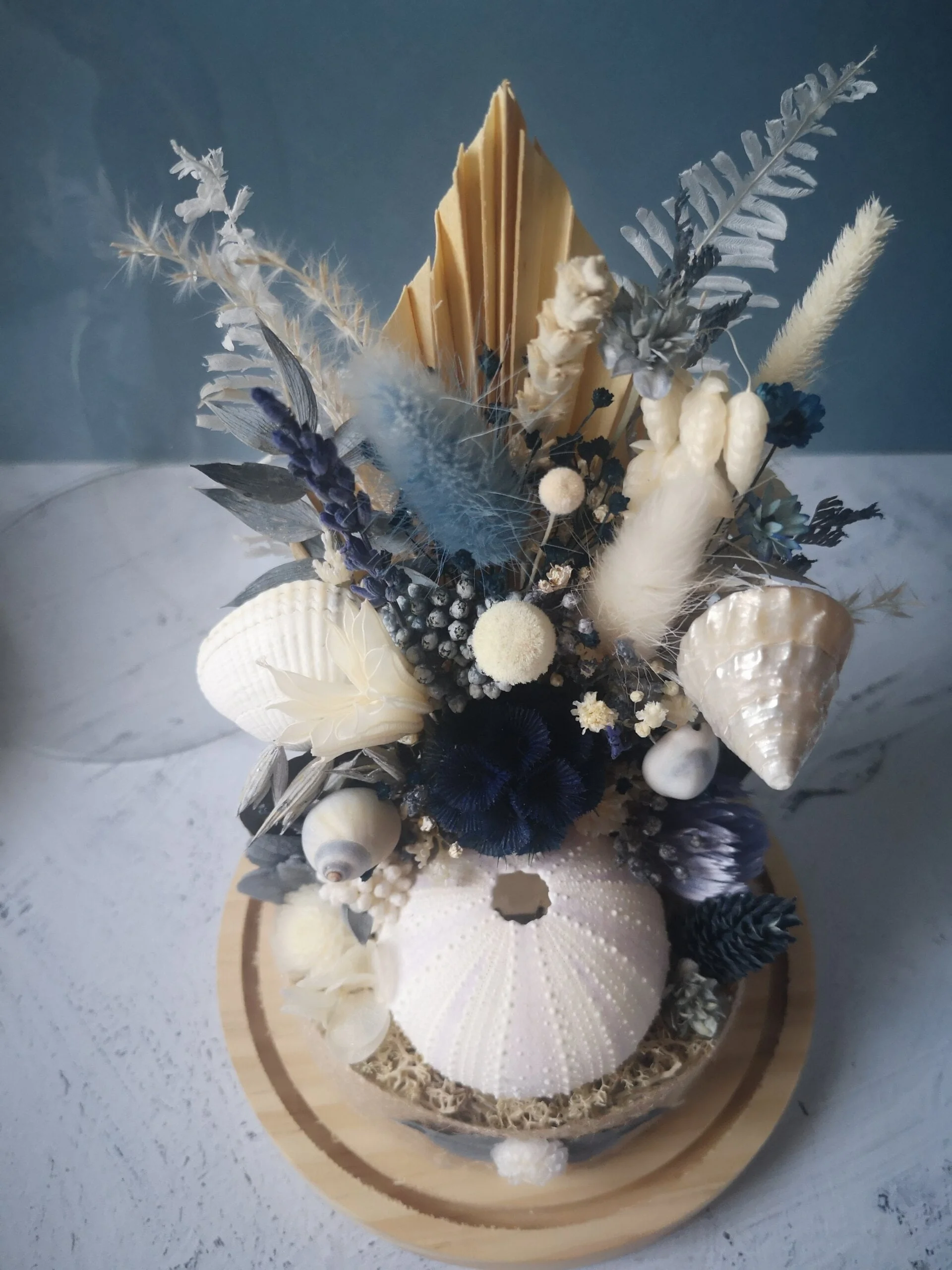 Fleurs séchées sous cloche en verre dans les tons bleu et blanc – “Fleurs des Sables” – Image 4