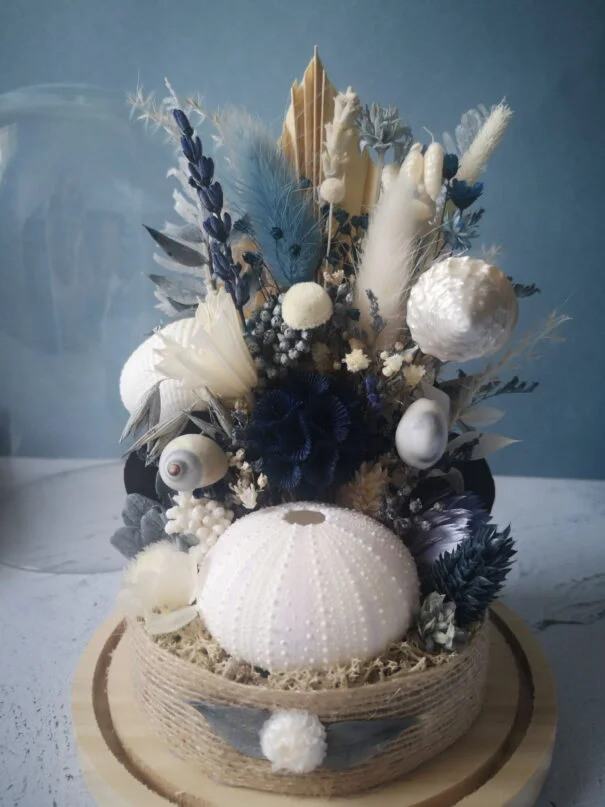 Fleurs séchées sous cloche en verre dans les tons bleu et blanc – “Fleurs des Sables” – Image 6