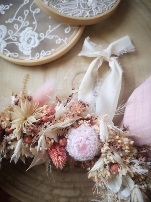 Couronne murale de fleurs séchées dans les tons rose, blanc, crème (GM) – “Printania” – Image 5