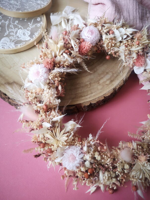 Couronne murale de fleurs séchées dans les tons rose, blanc, crème (GM) – “Printania” – Image 3