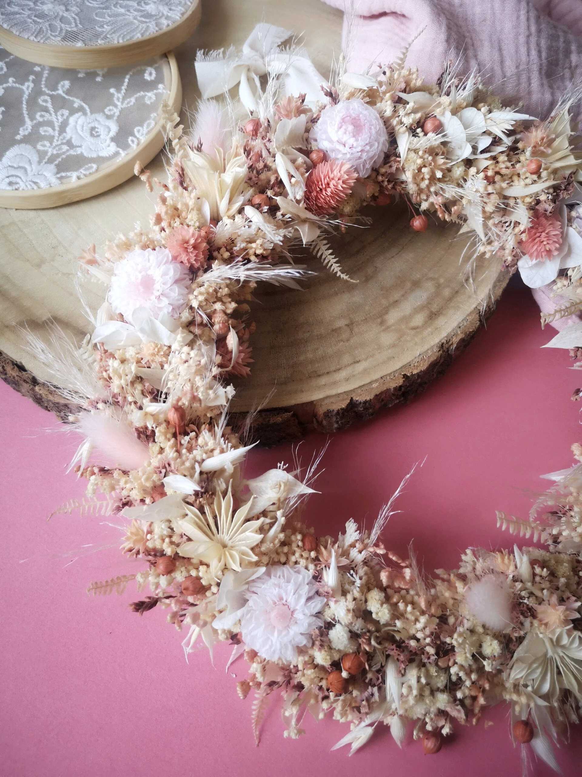 Couronne murale de fleurs séchées dans les tons rose, blanc, crème (GM) – “Printania” – Image 3