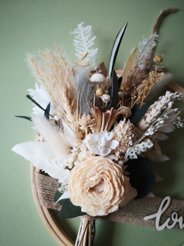 Tambour orné de fleurs séchées dans les tons vert, blanc, crème et beige – "Fleurettes" – Image 4