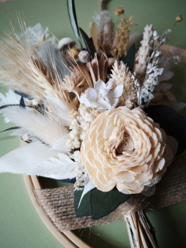 Tambour orné de fleurs séchées dans les tons vert, blanc, crème et beige – "Fleurettes" – Image 5