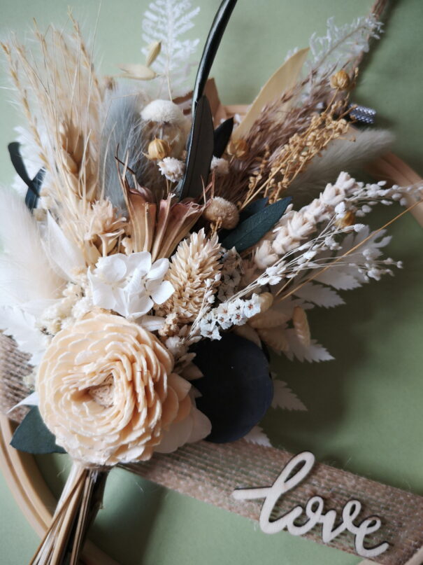 Tambour orné de fleurs séchées dans les tons vert, blanc, crème et beige – "Fleurettes" – Image 3
