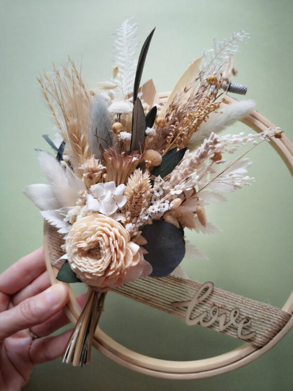 Tambour orné de fleurs séchées dans les tons vert, blanc, crème et beige – "Fleurettes" – Image 6