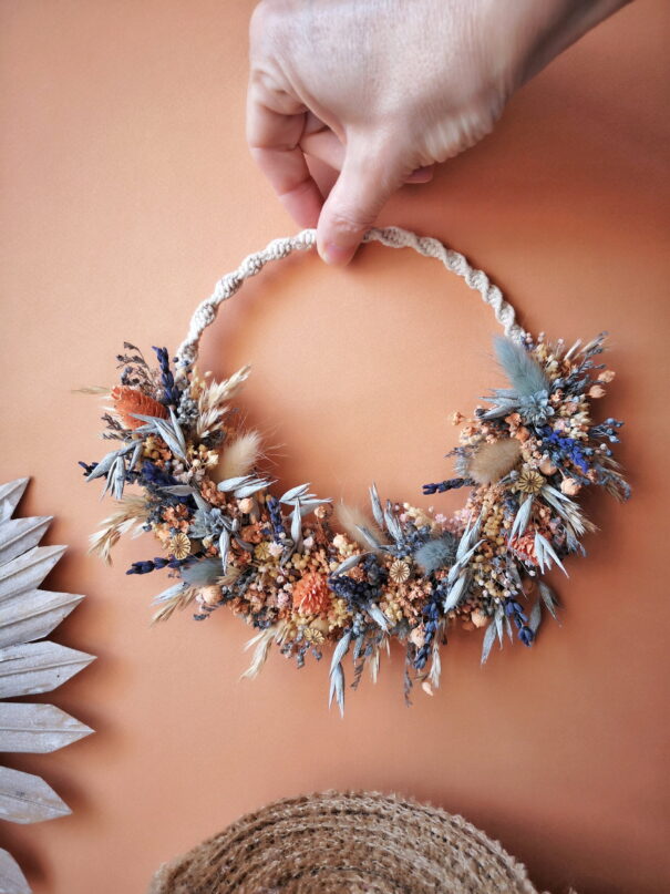 Petite couronne en macramé avec fleurs séchées pêche, orange, bleu et beige - "Géorama" – Image 9