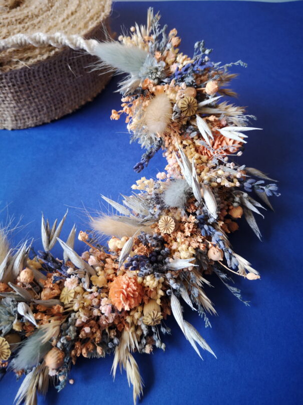 Petite couronne en macramé avec fleurs séchées pêche, orange, bleu et beige - "Géorama" – Image 3