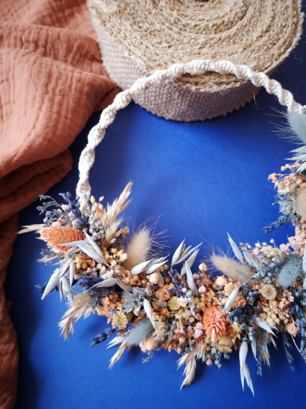 Petite couronne en macramé avec fleurs séchées pêche, orange, bleu et beige - "Géorama" – Image 4