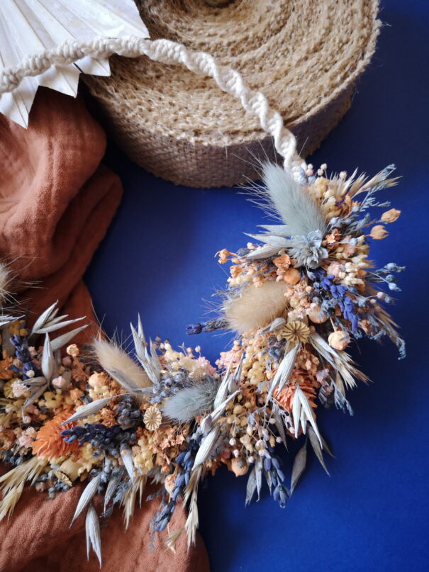 Petite couronne en macramé avec fleurs séchées pêche, orange, bleu et beige - "Géorama" – Image 5