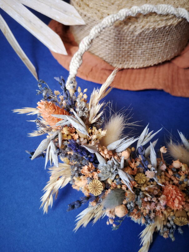 Petite couronne en macramé avec fleurs séchées pêche, orange, bleu et beige - "Géorama" – Image 6