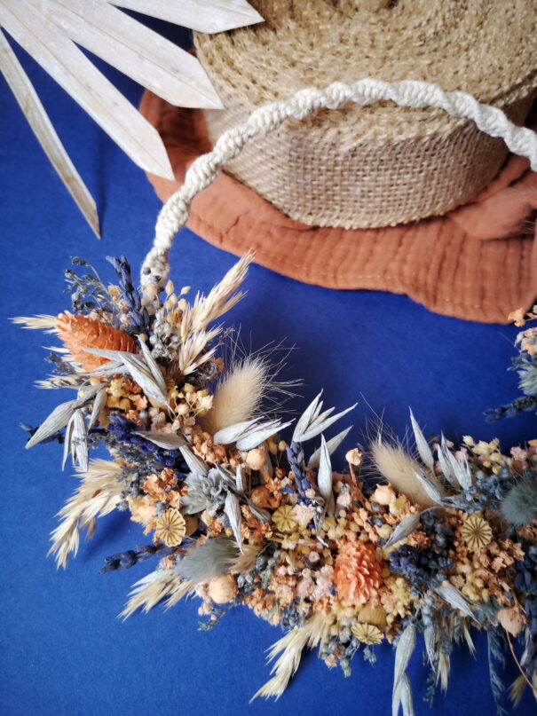 Petite couronne en macramé avec fleurs séchées pêche, orange, bleu et beige - "Géorama" – Image 7