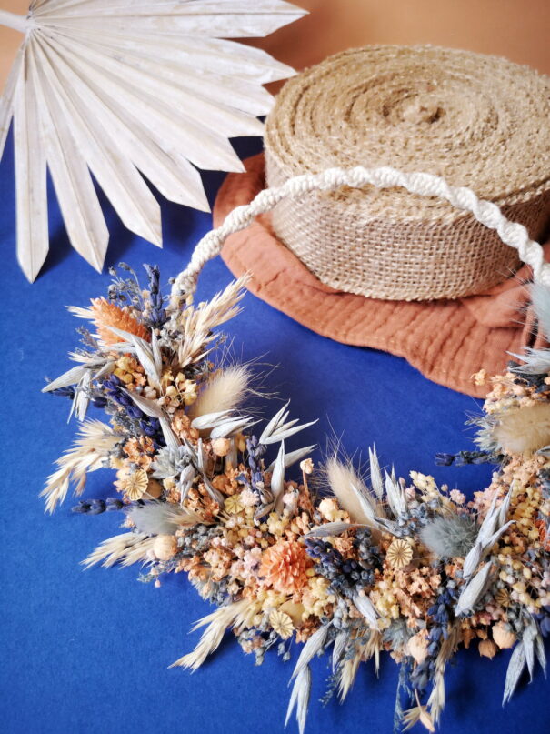 Petite couronne en macramé avec fleurs séchées pêche, orange, bleu et beige - "Géorama" – Image 8