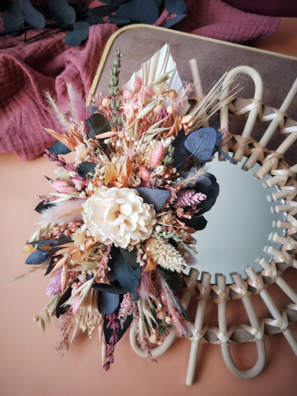 Petit miroir orné de fleurs séchées dans les tons rose, pêche, écru et vert- "Nutshell" – Image 3