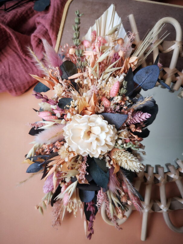 Petit miroir orné de fleurs séchées dans les tons rose, pêche, écru et vert- "Nutshell" – Image 4