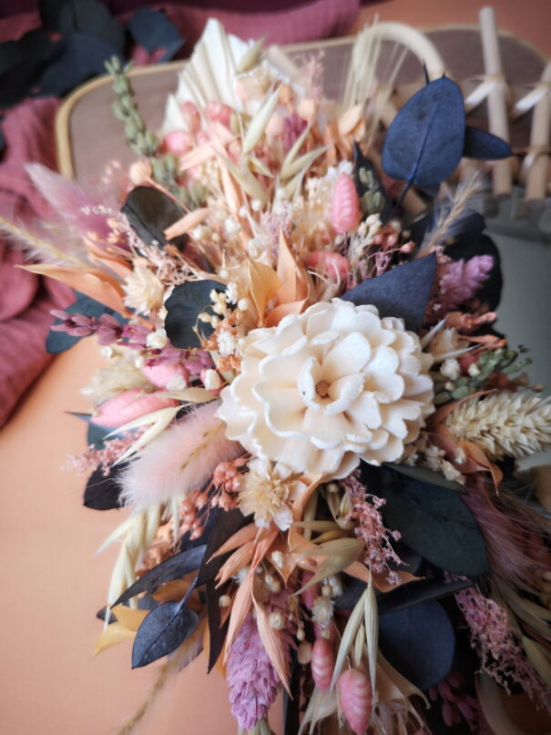 Petit miroir orné de fleurs séchées dans les tons rose, pêche, écru et vert- "Nutshell" – Image 7