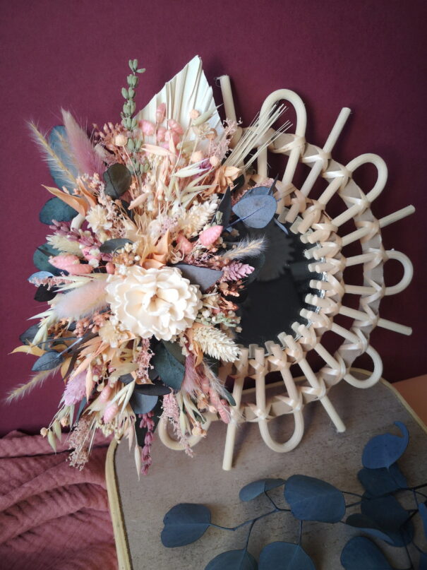 Petit miroir orné de fleurs séchées dans les tons rose, pêche, écru et vert- "Nutshell" – Image 2
