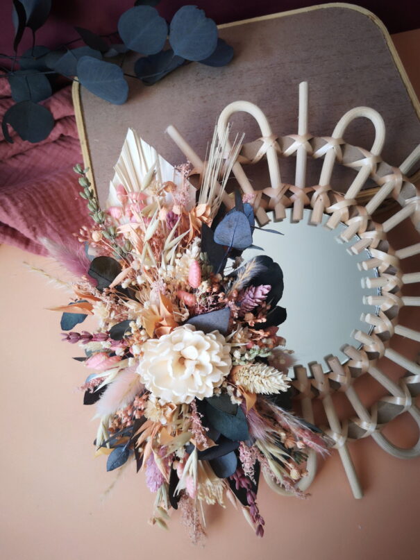 Petit miroir orné de fleurs séchées dans les tons rose, pêche, écru et vert- "Nutshell" – Image 6