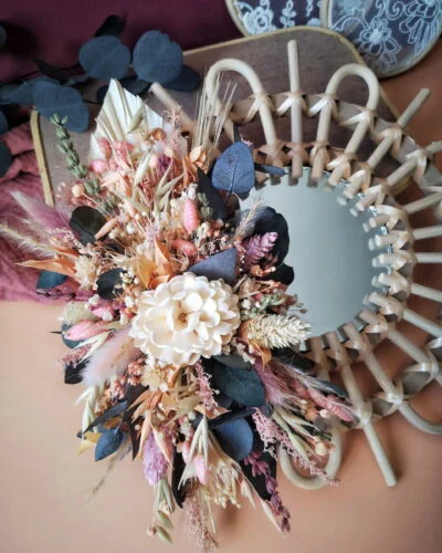 Petit miroir orné de fleurs séchées dans les tons rose, pêche, écru et vert- "Nutshell"