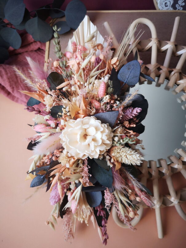 Petit miroir orné de fleurs séchées dans les tons rose, pêche, écru et vert- "Nutshell" – Image 8