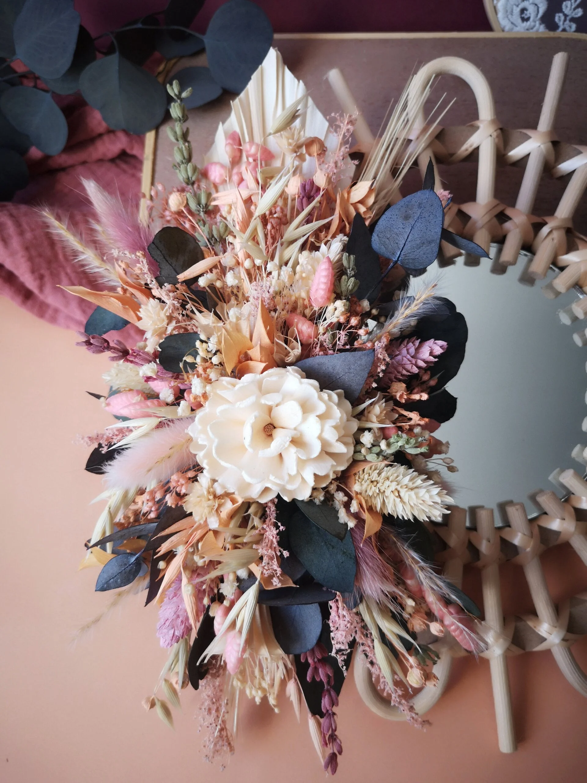 Petit miroir orné de fleurs séchées dans les tons rose, pêche, écru et vert- "Nutshell" – Image 8