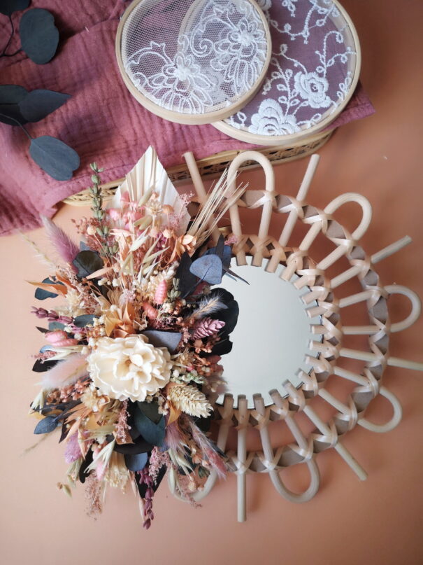 Petit miroir orné de fleurs séchées dans les tons rose, pêche, écru et vert- "Nutshell" – Image 5
