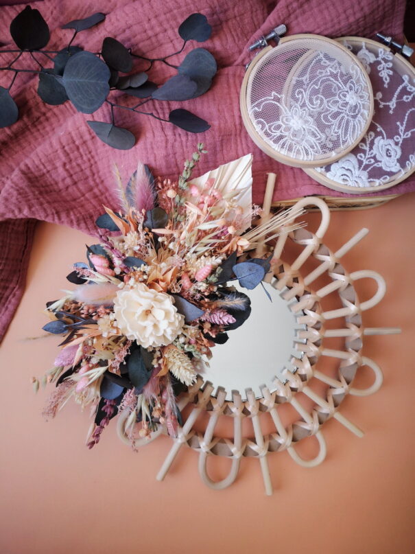 Petit miroir orné de fleurs séchées dans les tons rose, pêche, écru et vert- "Nutshell" – Image 9