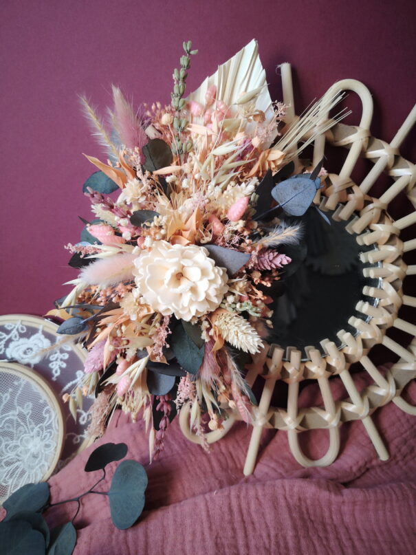Petit miroir orné de fleurs séchées dans les tons rose, pêche, écru et vert- "Nutshell" – Image 10