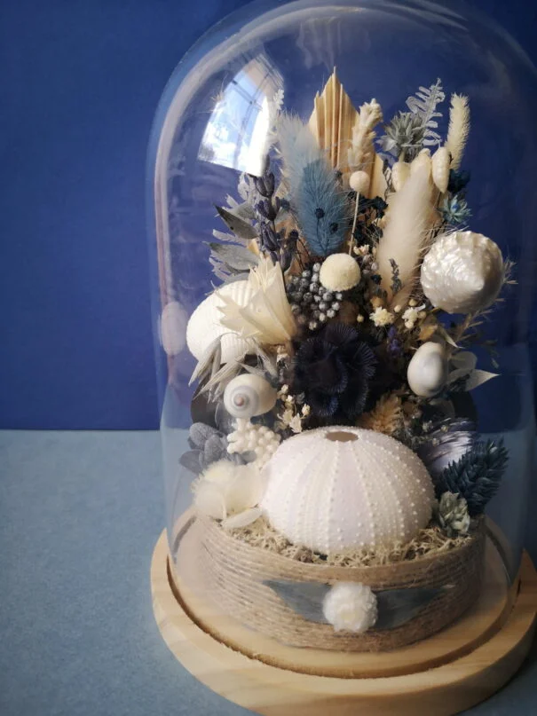Fleurs séchées sous cloche en verre dans les tons bleu et blanc – “Fleurs des Sables” – Image 8