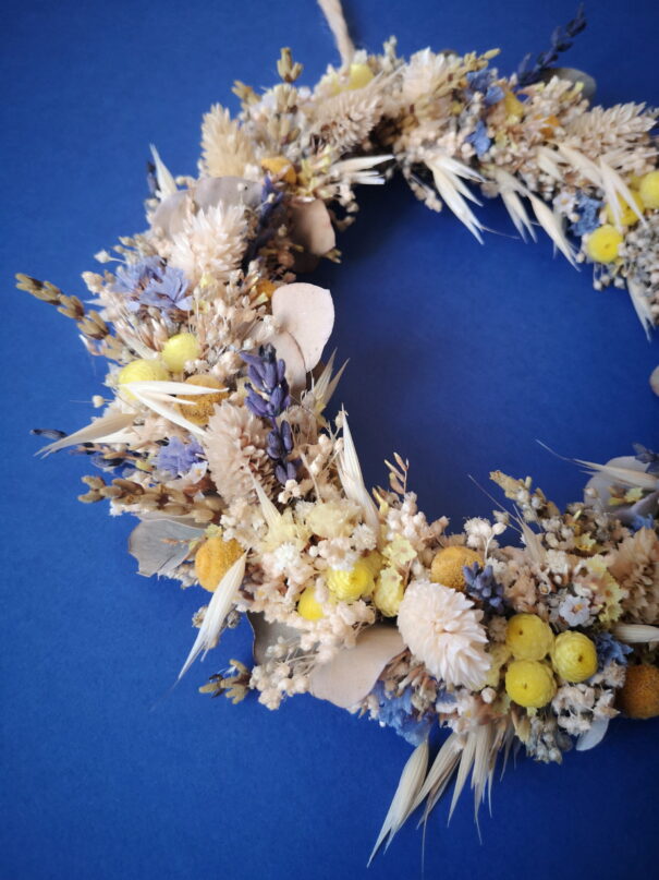 Petite couronne murale de fleurs séchées dans les tons bleu, jaune, vert et écru (PM) – "Printania" – Image 3