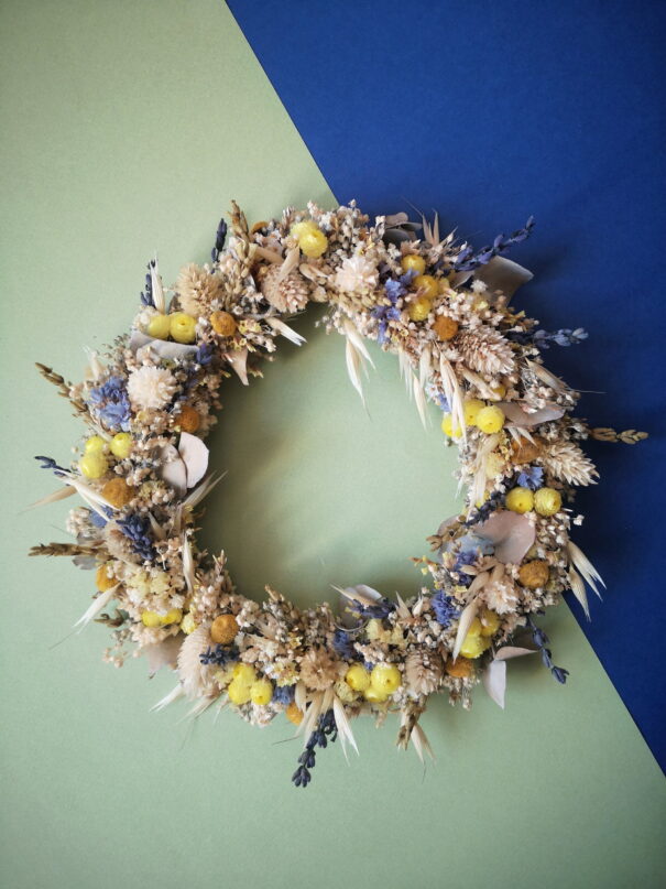 Petite couronne murale de fleurs séchées dans les tons bleu, jaune, vert et écru (PM) – "Printania" – Image 2