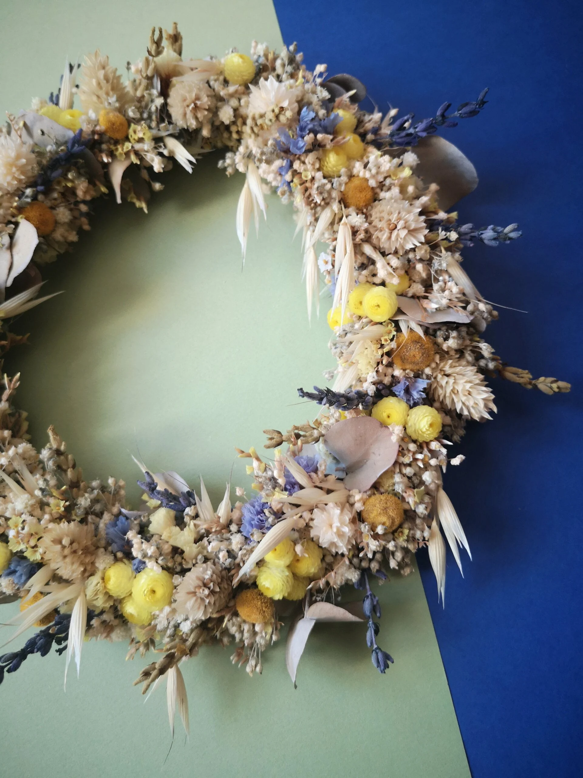 Petite couronne murale de fleurs séchées dans les tons bleu, jaune, vert et écru (PM) – "Printania" – Image 9