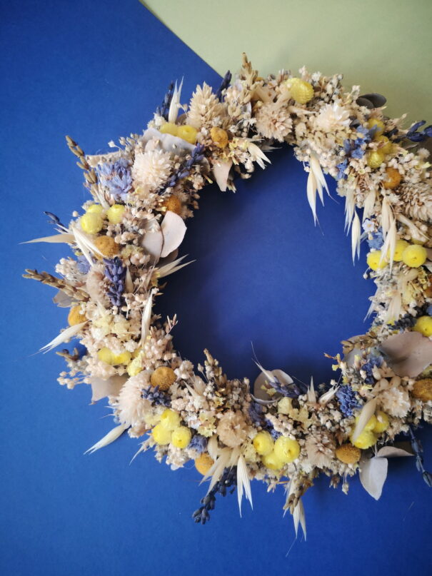 Petite couronne murale de fleurs séchées dans les tons bleu, jaune, vert et écru (PM) – "Printania" – Image 5