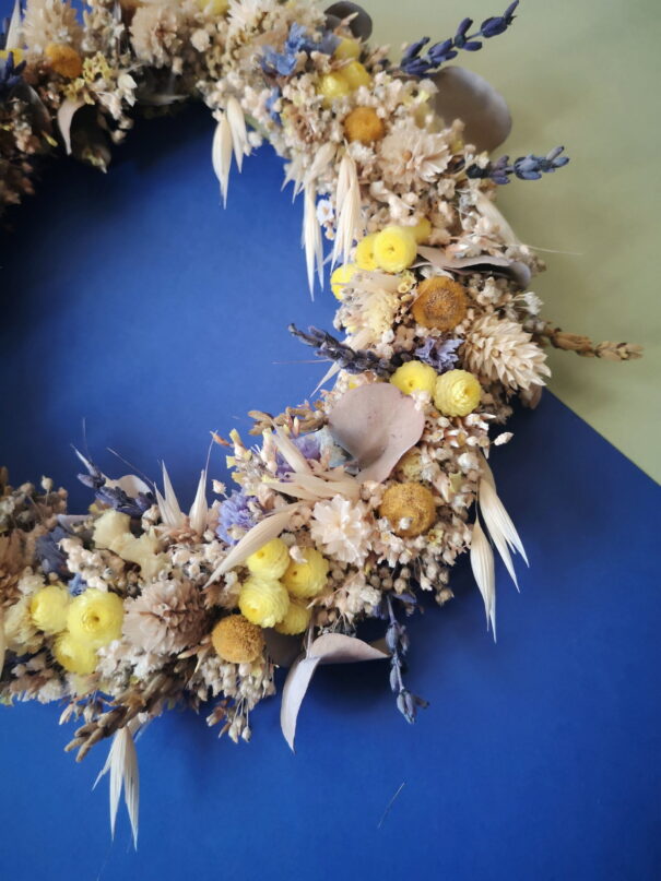 Petite couronne murale de fleurs séchées dans les tons bleu, jaune, vert et écru (PM) – "Printania" – Image 6