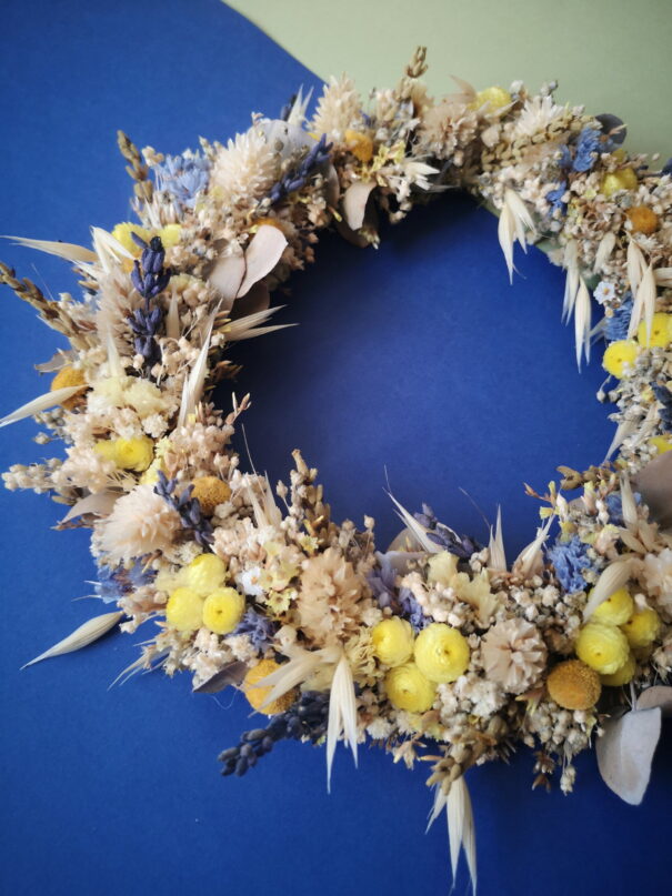 Petite couronne murale de fleurs séchées dans les tons bleu, jaune, vert et écru (PM) – "Printania" – Image 7