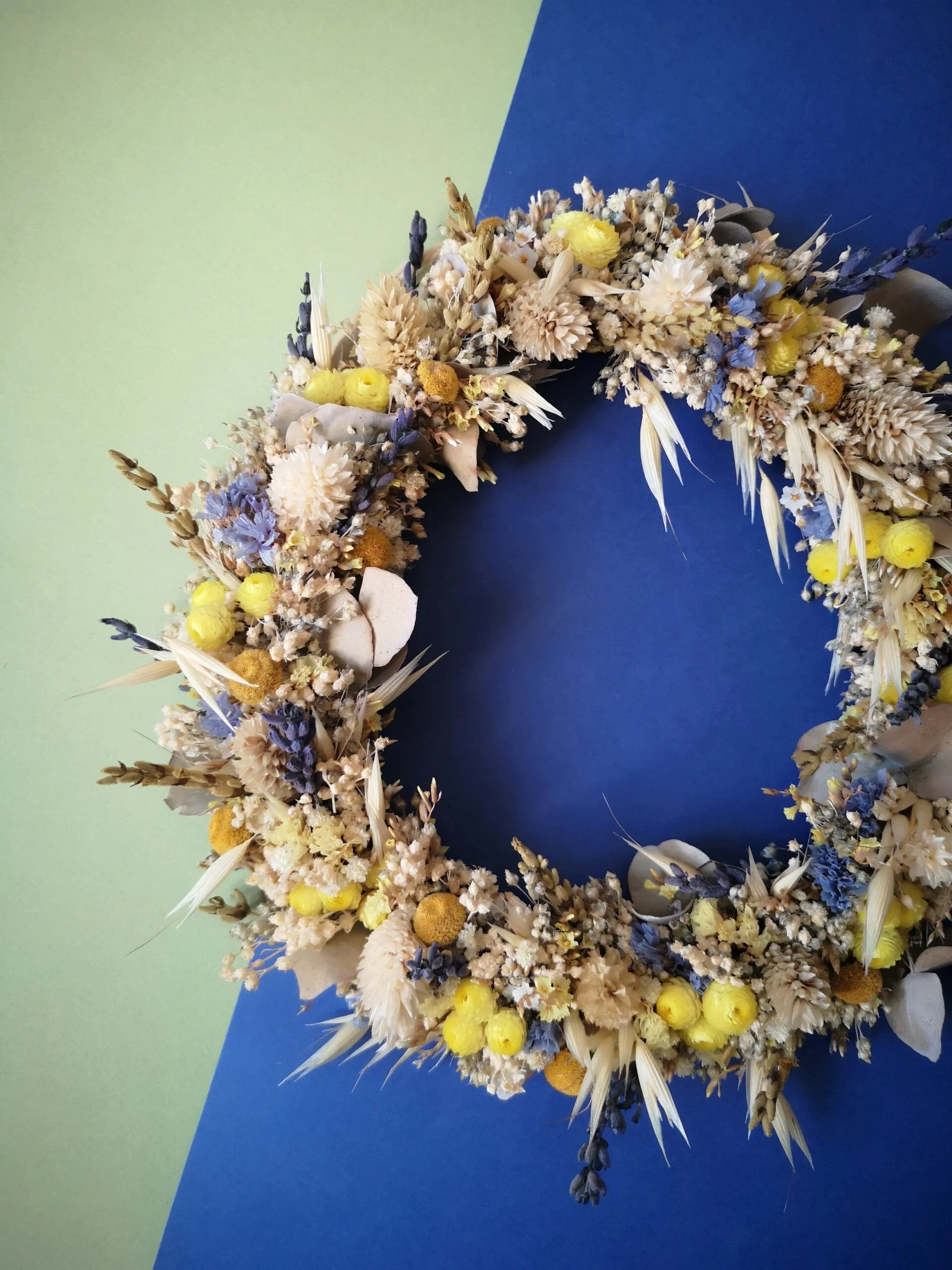 Petite couronne murale de fleurs séchées dans les tons bleu, jaune, vert et écru (PM) – "Printania"