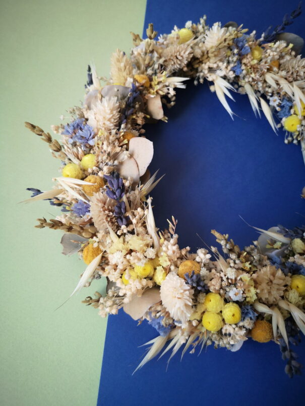 Petite couronne murale de fleurs séchées dans les tons bleu, jaune, vert et écru (PM) – "Printania" – Image 4