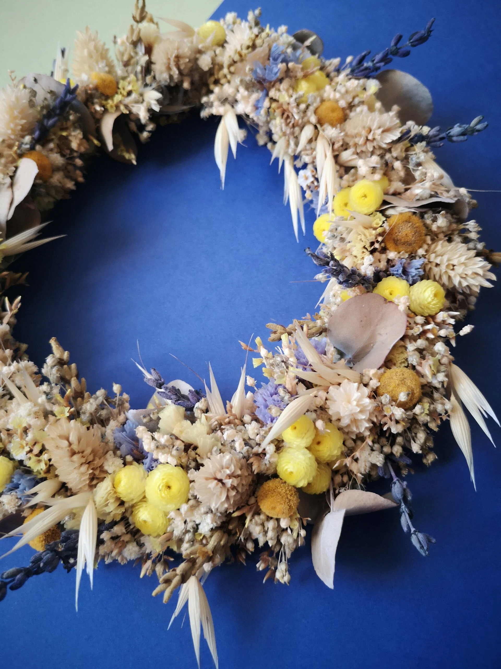 Petite couronne murale de fleurs séchées dans les tons bleu, jaune, vert et écru (PM) – "Printania" – Image 10