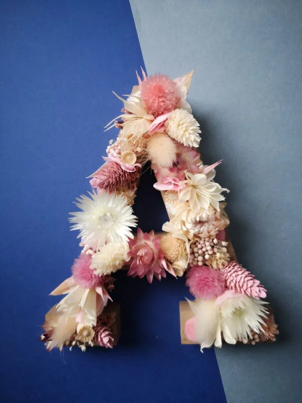 Lettre “A” ornée de fleurs séchées dans les tons rose et blanc – Image 3