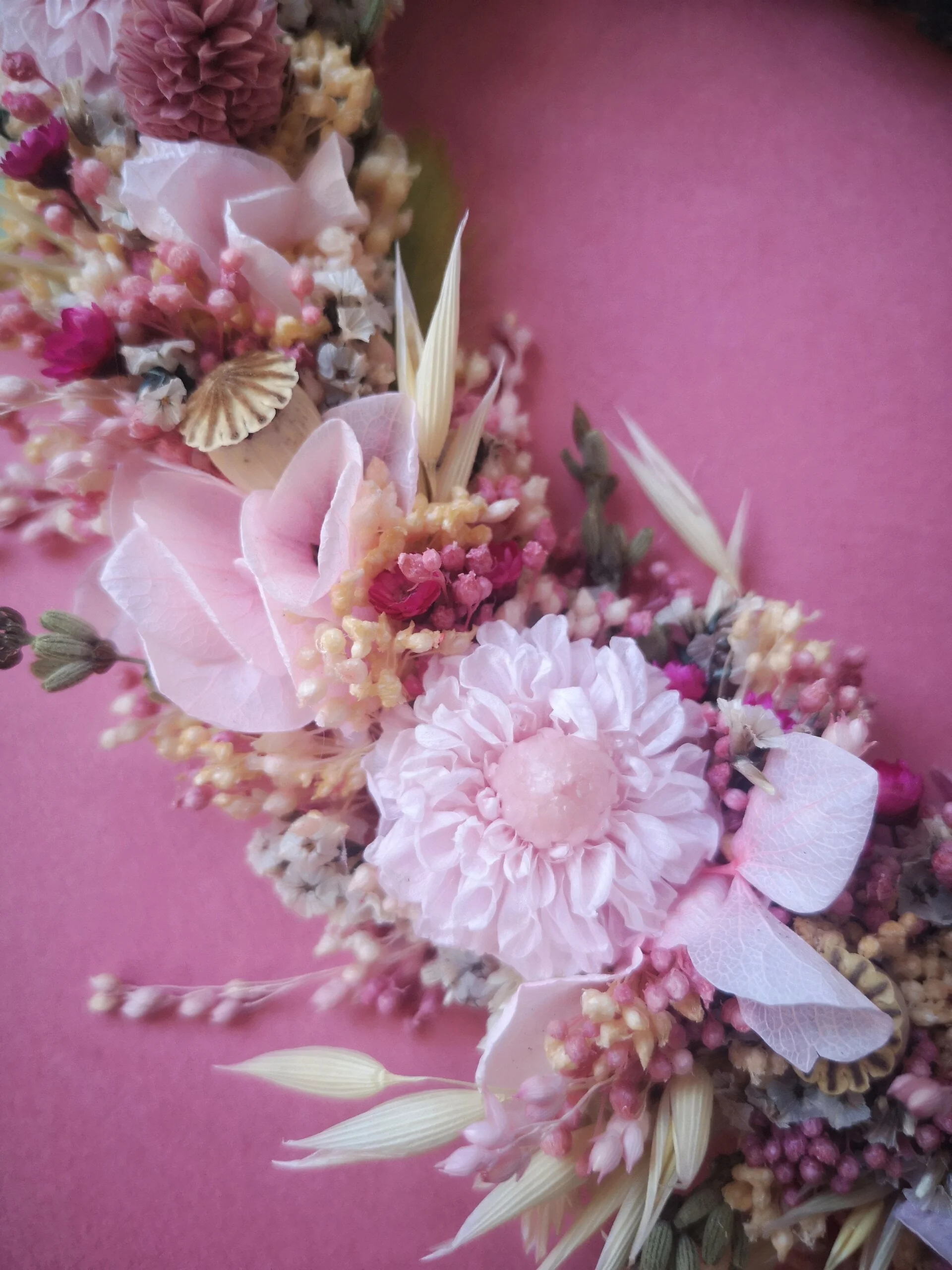 Couronne de fleurs séchées blanc, beige, chocolat, – “Printania” – Image 4