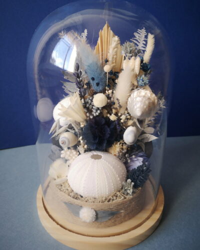 Fleurs séchées sous cloche en verre dans les tons bleu et blanc