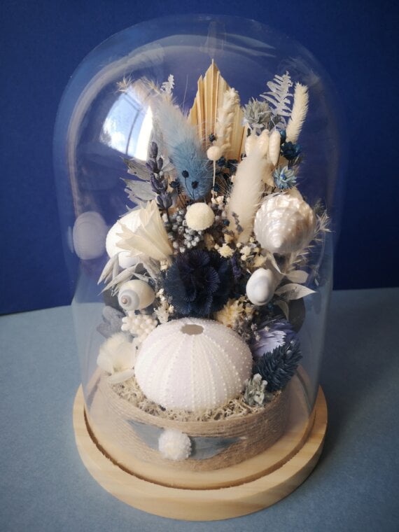 Fleurs séchées sous cloche en verre dans les tons bleu et blanc