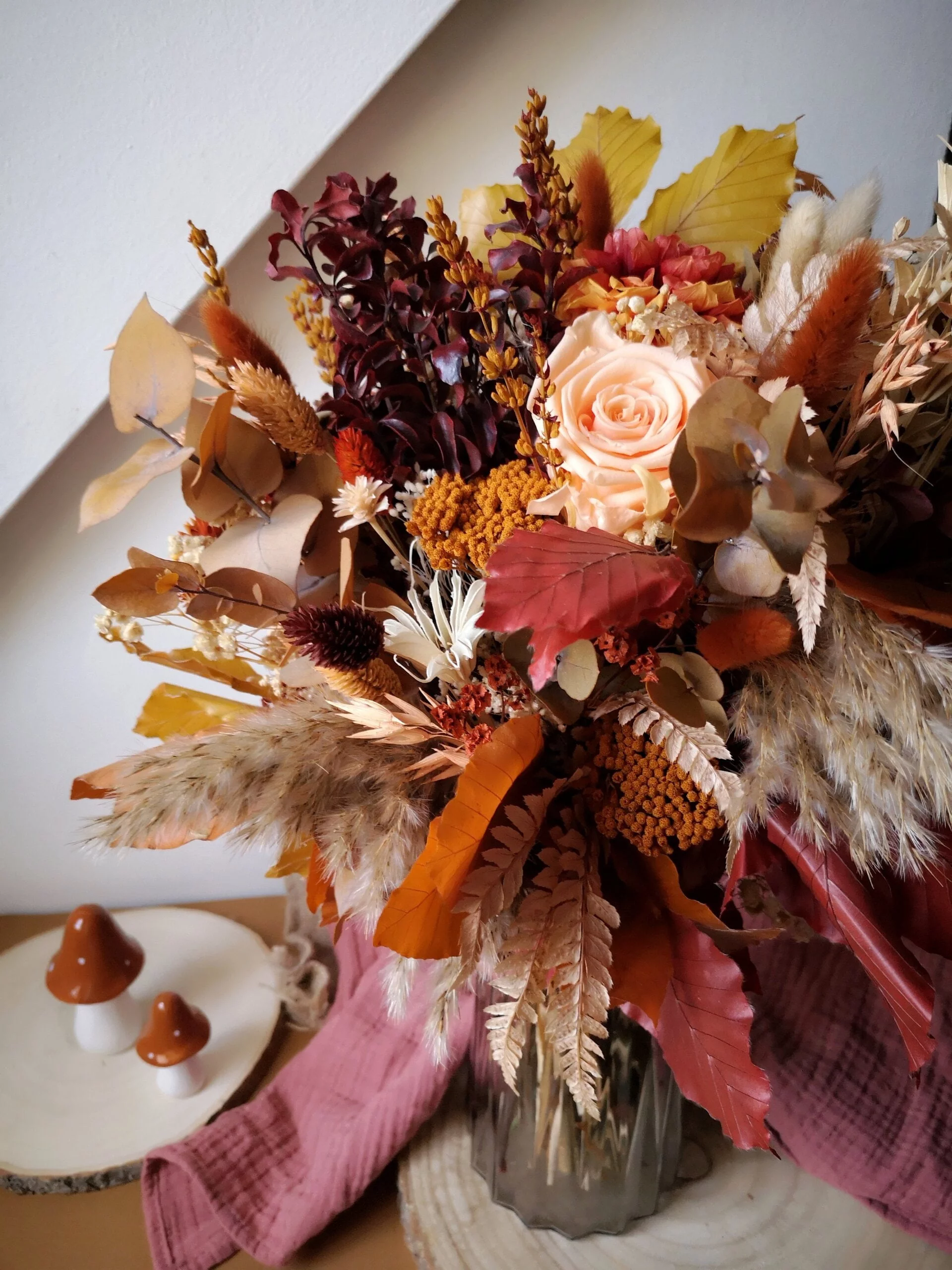 Gros bouquet de fleurs séchées et stabilisées teintes automnales