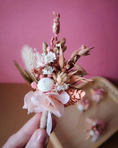 Boutonnière en fleurs séchées pour le marié ou les témoins d'un mariage