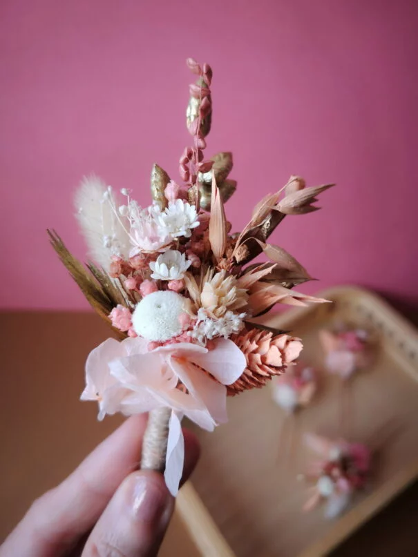 Boutonnière en fleurs séchées pour le marié ou les témoins d'un mariage