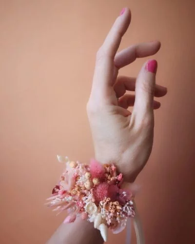 Bracelet fleuri pour les demoiselles d'honneur d'un mariage