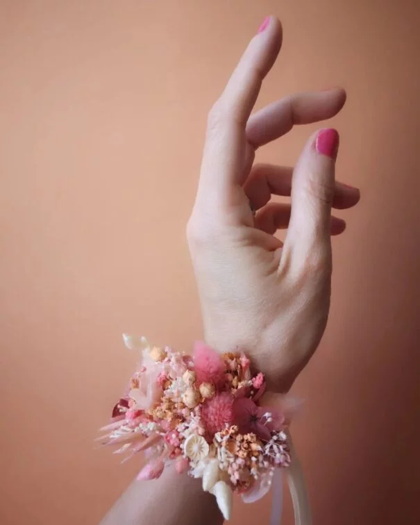 Bracelet fleuri pour les demoiselles d'honneur d'un mariage